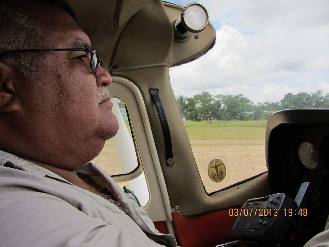 Juan ankommer med sin Cessna så vi kan finde de skjulte mayabyer fra luften.jpg